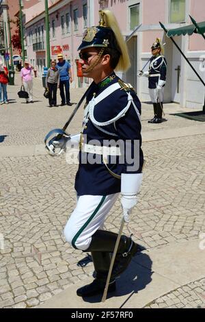 La cérémonie de la relève de la garde a lieu au Palais de Belem à Lisbonne, au Portugal. La cérémonie se produit tous les dimanches des mois d'été. Banque D'Images