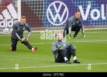 Goalwart Manuel NEUER (GER) se réchauffe, dans le dos goalwart Bernd LENO l. (GER) et goalwart Marc-Andre TER STEGEN r. (GER) formation de l'équipe nationale de football masculin le 23 mars 2021 à Düsseldorf/Allemagne. Â | utilisation dans le monde entier Banque D'Images