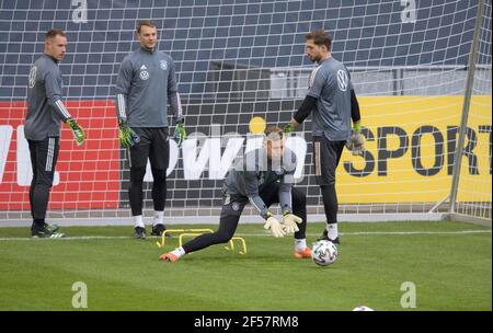 Le goalhueter se réchauffe, de gauche à droite goalwart Marc-Andre TER STEGEN (GER), goalwart Manuel NEUER (GER), goalwart Bernd LENO (GER), goalwart Kevin TRAPP (GER), action, entraînement football équipe nationale d'hommes le 23 mars 2021 à Düsseldorf/Allemagne. Â | utilisation dans le monde entier Banque D'Images