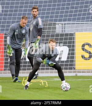 Le goalhueter se réchauffe, de gauche à droite goalwart Marc-Andre TER STEGEN (GER), goalwart Kevin TRAPP (GER), goalwart Manuel NEUER (GER), action, entraînement football équipe nationale d'hommes le 23 mars 2021 à Düsseldorf/Allemagne. Â | utilisation dans le monde entier Banque D'Images