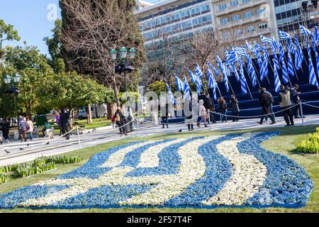 Un drapeau grec fait de fleurs bleues et blanches sur la place Syntagma, Athènes, pendant les célébrations de 200 ans depuis la guerre d'indépendance grecque. Banque D'Images