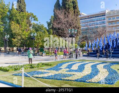 Un drapeau grec fait de fleurs bleues et blanches sur la place Syntagma, Athènes, pendant les célébrations de 200 ans depuis la guerre d'indépendance grecque. Banque D'Images