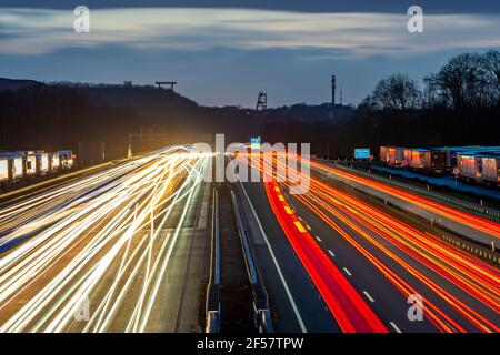 Circulation en soirée sur l'autoroute A2 à la jonction Recklinghausen direction de l'ouest, en arrière-plan les cadres tortueux de l'ancienne collierie Ewald, Hoh Banque D'Images