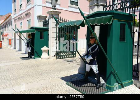 La cérémonie de la relève de la garde a lieu au Palais de Belem à Lisbonne, au Portugal. La cérémonie se produit tous les dimanches des mois d'été. Banque D'Images