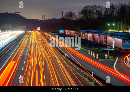 Circulation en soirée sur l'autoroute A2 à la jonction Recklinghausen direction de l'ouest, en arrière-plan les cadres tortueux de l'ancienne collierie Ewald, Hoh Banque D'Images