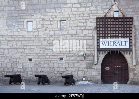 Les anciens canons sont près de la porte principale du château épiscopal de Kuressaare.l'île Saarema. C'est la fortification médiévale la mieux préservée d'Esto Banque D'Images