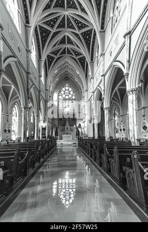 Charleston, Caroline du Sud, États-Unis - intérieur de la cathédrale historique de Saint-Jean-Baptiste en orientation verticale. Banque D'Images