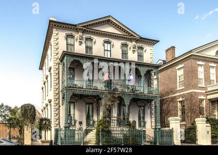 Charleston, Caroline du Sud, États-Unis - 20 février 2021 : extérieur de la célèbre maison historique du XVIIIe siècle au coeur du quartier historique du centre-ville. Banque D'Images