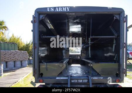 Mount Pleasant, Caroline du Sud, USA- ambulance de l'armée américaine à la récréation d'un camp de guerre du Vietnam dédié aux soldats américains du Vietnam à Patriots point Banque D'Images