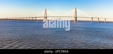 Vue panoramique sur le célèbre pont Arthur Ravenel entre Mount Pleasant et Charleston, Caroline du Sud Banque D'Images