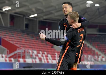 BOEDAPEST, HONGRIE - MARS 24: Célébrez Justin Kluivert des pays-Bas U21, Per Schuurs des pays-Bas U21 lors de l'UEFA moins de 21 Euro Championship Group Stage match entre les pays-Bas U21 et la Roumanie U21 au stade Bozsik le 24 mars 2021 à BoedRelse, Hongrie (Photo de Gerrit van Keulen/Orange Pictures)*** Légende locale *** Justin Kluivert, per Schuurs Banque D'Images