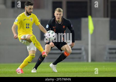 BOEDAPEST, HONGRIE - MARS 24 : Andrei Ciobanu de Roumanie U21, Per Schuurs des pays-Bas U21 lors du match de l'UEFA des moins de 21 Euro Groupe de championnat entre les pays-Bas U21 et la Roumanie U21 au stade Bozsik le 24 mars 2021 à Boedelrel, Hongrie (photo de Gerrit van Keulen/Orange Pictures)*** Légende locale *** Andrei Ciobanu, per Schuurs Banque D'Images