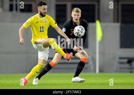 BOEDAPEST, HONGRIE - MARS 24: Andrei Ciobanu de Roumanie U21, Per Schuurs des pays-Bas U21 pendant l'UEFA sous 21 Euro Championship Group Stag Banque D'Images