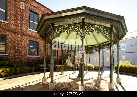 Charleston, Caroline du Sud, Etats-Unis - 23 février 2021 : pavillon élaboré en fer forgé dans un parc de la ville de Charleston, Caroline du Sud. Banque D'Images