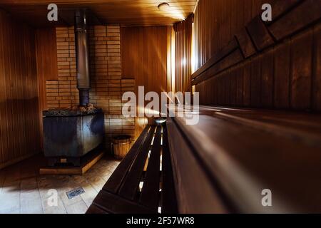 table et chaises en bois dans le sauna. dressing et hammam pour le repos et la détente. l'intérieur d'une maison de campagne pour la détente et le spa Banque D'Images