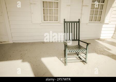 Fauteuil à bascule vide sur le porche avec espace pour copier. Banque D'Images