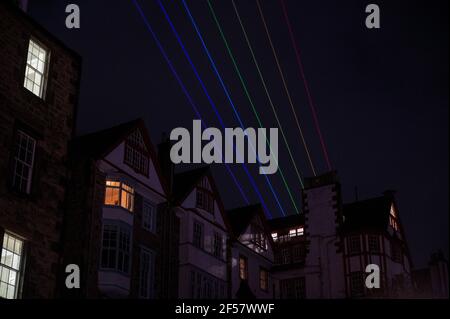 Édimbourg, Écosse, Royaume-Uni. Mercredi 24 mars 2021. Global Rainbow Lights Up Edinburgh Skyline avec message d'amour, d'espoir et de gentillesse pour le monde Burns&Beyond, le festival phare d'Édimbourg Burns Festival fait un retour à la ville cette semaine pour répandre l'amour, Espoir et gentillesse avec la première écossaise de l'installation d'art laser d'Yvette Mattern - Global Rainbow - qui illuminera le ciel au-dessus de la capitale. Credit Sandy Robinson / Alamy Live News Banque D'Images