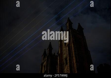 Édimbourg, Écosse, Royaume-Uni. Mercredi 24 mars 2021. Global Rainbow Lights Up Edinburgh Skyline avec message d'amour, d'espoir et de gentillesse pour le monde Burns&Beyond, le festival phare d'Édimbourg Burns Festival fait un retour à la ville cette semaine pour répandre l'amour, Espoir et gentillesse avec la première écossaise de l'installation d'art laser d'Yvette Mattern - Global Rainbow - qui illuminera le ciel au-dessus de la capitale. Credit Sandy Robinson / Alamy Live News Banque D'Images