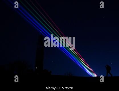 Édimbourg, Écosse, Royaume-Uni. Mercredi 24 mars 2021. Global Rainbow Lights Up Edinburgh Skyline avec message d'amour, d'espoir et de bonté au monde. Vu ici depuis Calton Hill Burns&Beyond, le festival phare de EdinburghÕs Burns revient cette semaine dans la ville pour répandre l'amour, l'espoir et la gentillesse avec la première écossaise de l'installation d'art laser Yvette MatternÕs - Global Rainbow - qui illuminera le ciel au-dessus de la capitale. Credit Sandy Robinson / Alamy Live News Banque D'Images