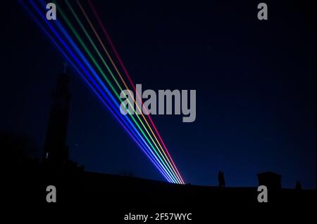 Édimbourg, Écosse, Royaume-Uni. Mercredi 24 mars 2021. Global Rainbow Lights Up Edinburgh Skyline avec message d'amour, d'espoir et de bonté au monde. Vu ici depuis Calton Hill Burns&Beyond, le festival phare de EdinburghÕs Burns revient cette semaine dans la ville pour répandre l'amour, l'espoir et la gentillesse avec la première écossaise de l'installation d'art laser Yvette MatternÕs - Global Rainbow - qui illuminera le ciel au-dessus de la capitale. Credit Sandy Robinson / Alamy Live News Banque D'Images