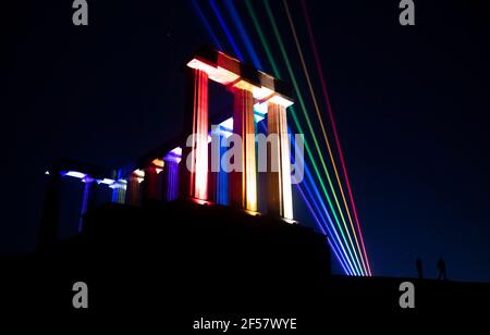 Édimbourg, Écosse, Royaume-Uni. Mercredi 24 mars 2021. Global Rainbow Lights Up Edinburgh Skyline avec message d'amour, d'espoir et de bonté au monde. Vu ici depuis Calton Hill Burns&Beyond, le festival phare de EdinburghÕs Burns revient cette semaine dans la ville pour répandre l'amour, l'espoir et la gentillesse avec la première écossaise de l'installation d'art laser Yvette MatternÕs - Global Rainbow - qui illuminera le ciel au-dessus de la capitale. Credit Sandy Robinson / Alamy Live News Banque D'Images