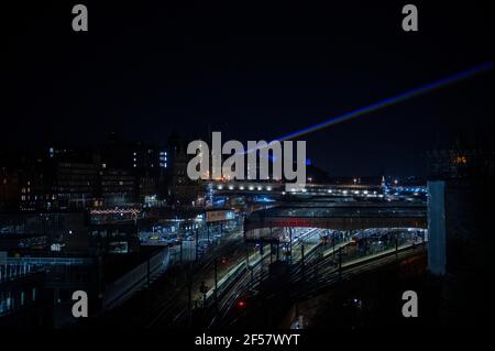 Édimbourg, Écosse, Royaume-Uni. Mercredi 24 mars 2021. Global Rainbow Lights Up Edinburgh Skyline avec message d'amour, d'espoir et de gentillesse pour le monde Burns&Beyond, le festival phare d'Édimbourg Burns Festival fait un retour à la ville cette semaine pour répandre l'amour, Espoir et gentillesse avec la première écossaise de l'installation d'art laser d'Yvette Mattern - Global Rainbow - qui illuminera le ciel au-dessus de la capitale. Credit Sandy Robinson / Alamy Live News Banque D'Images