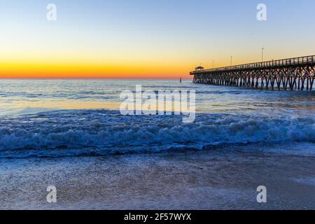 Myrtle Beach Sunrise Paysage. Lever du soleil sur une large plage de sable avec jetée de pêche sur la côte de l'océan Atlantique à Myrtle Beach, Caroline du Sud Etats-Unis Banque D'Images