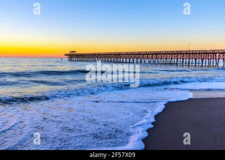 Myrtle Beach Sunrise Paysage. Lever du soleil sur une large plage de sable avec jetée de pêche sur la côte de l'océan Atlantique à Myrtle Beach, Caroline du Sud Etats-Unis Banque D'Images