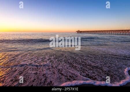 Myrtle Beach Sunrise Paysage. Lever du soleil sur une large plage de sable avec jetée de pêche sur la côte de l'océan Atlantique à Myrtle Beach, Caroline du Sud Etats-Unis Banque D'Images