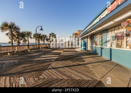 Myrtle Beach, Caroline du Sud, États-Unis - vue sur la célèbre promenade de Myrtle Beach sur l'océan Atlantique dans le quartier touristique du centre-ville Banque D'Images