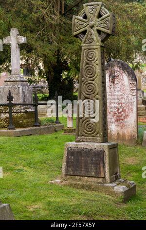 Détail de la tombe en pierre sculptée dans un cimetière Banque D'Images