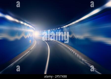 Tunnel routier avec voiture en mouvement flou. Banque D'Images