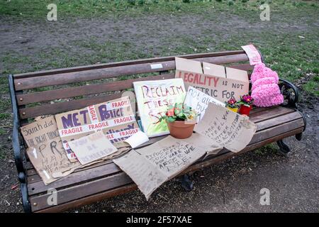 CLAPHAM, LONDRES, ANGLETERRE- 16 mars 2021 : fleurs et hommages sur un banc près de Clapham Common Bandstand, à la mémoire de Sarah Everard, assassinée b Banque D'Images