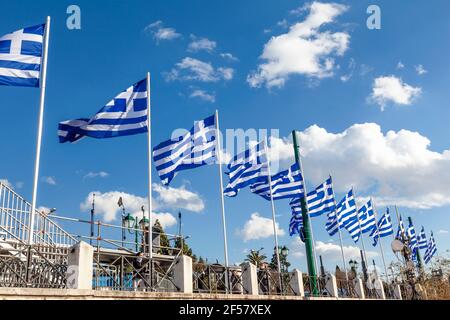 Drapeaux grecs sur la place Syntagma, Athènes, Grèce, lors des célébrations des 200 ans de la Journée de l'indépendance grecque (25 mars 1821-2021). Banque D'Images