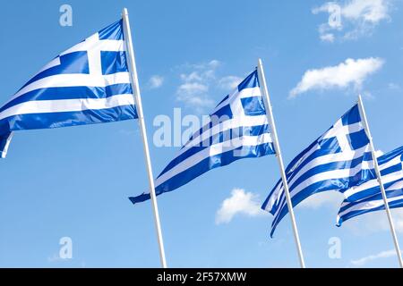 Drapeaux grecs sur la place Syntagma, Athènes, Grèce, lors de la célébration des 200 ans de la Journée de l'indépendance grecque (25 mars 1821-2021) Banque D'Images