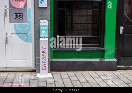 SOHO, LONDRES, ANGLETERRE- 17 février 2021 : poste de désinfectant pour les mains Carnaby sur Carnaby Street Banque D'Images