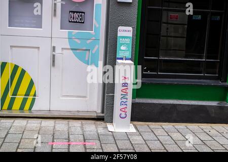 SOHO, LONDRES, ANGLETERRE- 17 février 2021 : poste de désinfectant pour les mains Carnaby sur Carnaby Street Banque D'Images