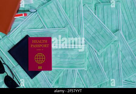 Certificat de passeport sanitaire vaccination COVID-19 pour les voyages. Passeport d'Inmunity, santé et concepts de surveillance. Arrière-plan du masque médical Banque D'Images