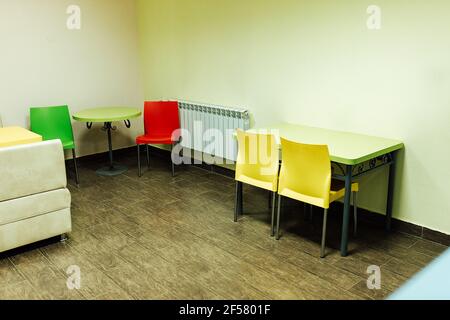 chaises et tables aux couleurs vives à l'intérieur du café. couleurs positives du mobilier dans la restauration Banque D'Images