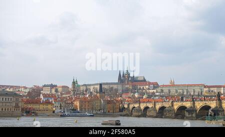 Vue sur le paysage des célèbres bâtiments médiévaux du bord de la rivière de Prague, monuments européens, destinations de voyage Banque D'Images