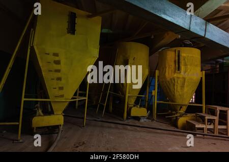 Boulangerie abandonnée. Ancien équipement rouillé dans une usine abandonnée. Banque D'Images