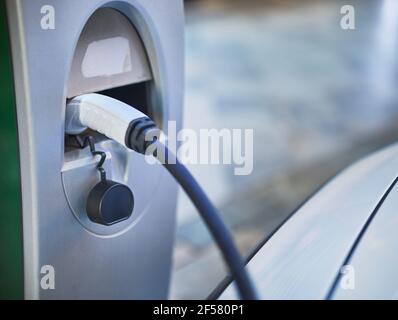 détail d'une fiche de recharge de voiture électrique connectée à un chargeur public Banque D'Images