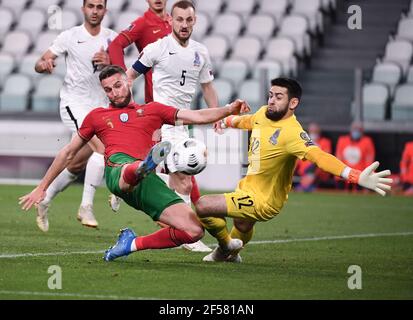 Turin, Italie. 24 mars 2020. Le Portugal Domingos Duarte (L) rivalise avec le Azerbaijan Shakhrudin Magomedaliyev (R) lors d'une coupe du monde de la FIFA 2022 qualification Groupe A match entre le Portugal et l'Azerbaïdjan à Turin, Italie, le 24 mars 2020. Credit: Federico Tardito/Xinhua/Alamy Live News Banque D'Images