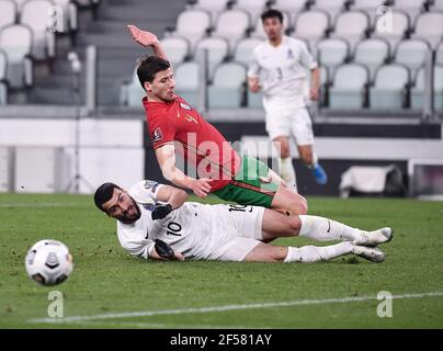 Turin, Italie. 24 mars 2020. Le Portugal Domingos Duarte (R) rivalise avec le Mahir Emelli d'Azerbaïdjan lors d'un match de qualification de coupe du monde de la FIFA 2022 Groupe A entre le Portugal et l'Azerbaïdjan à Turin, Italie, le 24 mars 2020. Credit: Federico Tardito/Xinhua/Alamy Live News Banque D'Images