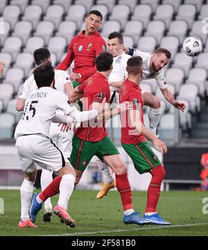 Turin, Italie. 24 mars 2020. Cristiano Ronaldo (L, haut) du Portugal participe à un match du groupe A entre le Portugal et l'Azerbaïdjan à Turin, en Italie, le 24 mars 2020, lors de la coupe du monde de la FIFA 2022. Credit: Federico Tardito/Xinhua/Alamy Live News Banque D'Images