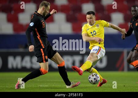 BOEDAPEST, HONGRIE - MARS 24: Teun Koopmeiners des pays-Bas U21, Olimpiu Morutan de Roumanie U21 pendant l'UEFA sous 21 Euro Championship Grou Banque D'Images