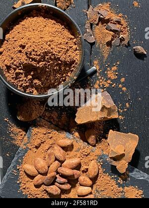 divers produits de cacao sur fond en bois noir, vue du dessus Banque D'Images