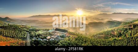 Bao Loc Town, province de Lam Dong, Vietnam - 13 mars 2021 : un panorama fantaisiste d'une matinée où le soleil se lève sur la chaîne de montagnes Dai Lao, Bao Lo Banque D'Images