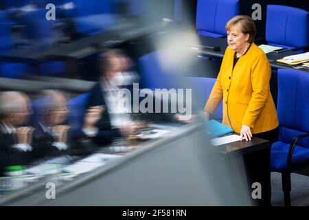 (210324) -- BERLIN, 24 mars 2021 (Xinhua) -- la chancelière allemande Angela Merkel participe à une session de questions du Bundestag allemand à Berlin, capitale de l'Allemagne, le 24 mars 2021. Le verrouillage strict prévu de la COVID-19 pendant les vacances de Pâques en Allemagne, qui n'a été convenu que mardi, a été annulé, a annoncé Merkel après avoir appelé une conférence de presse à court préavis mercredi. (Florian Gaertner/photothek/Handout via Xinhua) POUR USAGE ÉDITORIAL, CRÉDIT OBLIGATOIRE UNIQUEMENT Banque D'Images