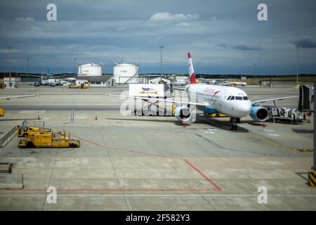 Chargement d'un avion sur le Tarmac à un aéroport Banque D'Images